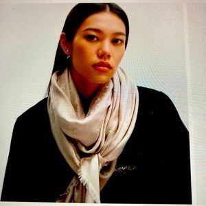 100% Athentic Monogram LV shawl